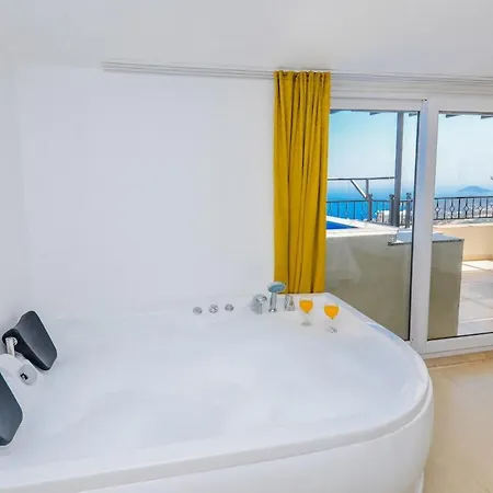 Luxuriously Furnished Penthouse With Terrace Pool And Jacuzzi In Kalkan Kaş